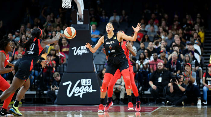 jackie_young_gives_an_entry_pass_to_cambage.jpg